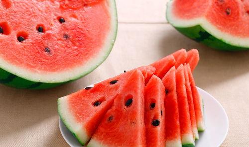 酸瓜能不能放过夜吃呢视频,揭秘能否放过夜的秘密