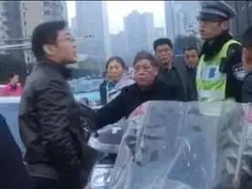 相声演员吃瓜是谁啊视频,揭秘相声演员吃瓜背后的故事