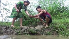 美女摘了一担瓜吃的视频,美女大快朵颐，一担瓜瞬间被消灭