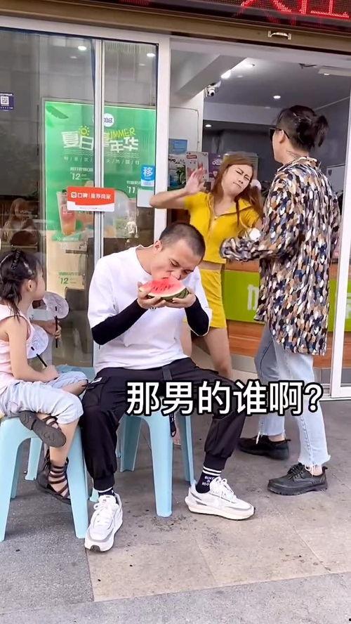 吃瓜群众看吵架的视频,吃瓜群众围观吵架现场，场面火爆引热议